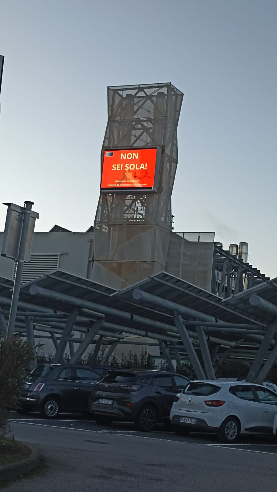 La torre del parcheggio illuminata con Non sei sola (Fonte foto Ausl Toscana Centro)