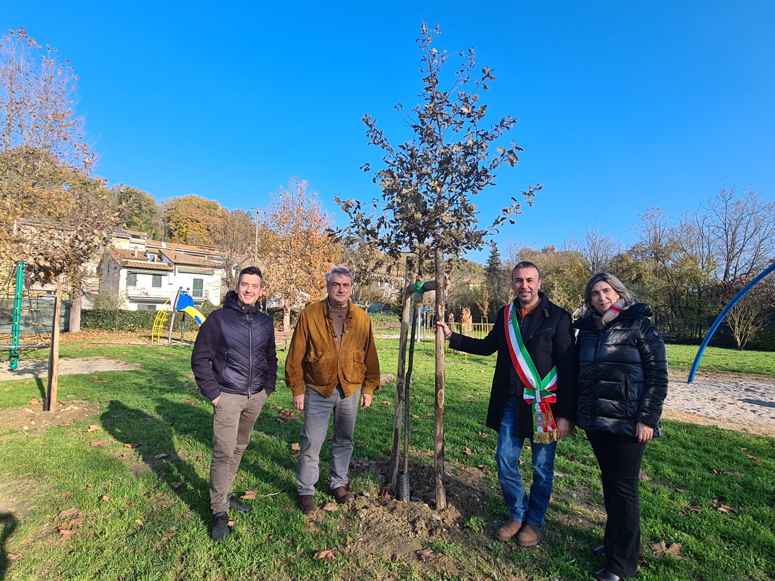 Inaugurazione erano presenti il sindaco Emanuele Caporaso, la vicesindaco e assessore all’ambiente Annamaria Di Giovanni, Sergio Aglietti e Lorenzo Relli, rispettivamente presidente e membro dell’Associazione Noi Per Voi Odv