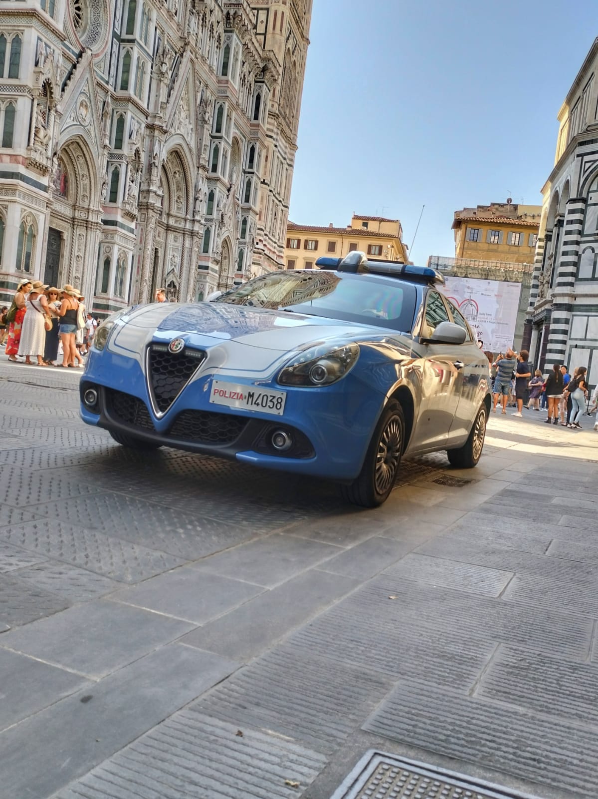 Macchina polizia (foto Antonello Serino - Met ufficio Stampa)