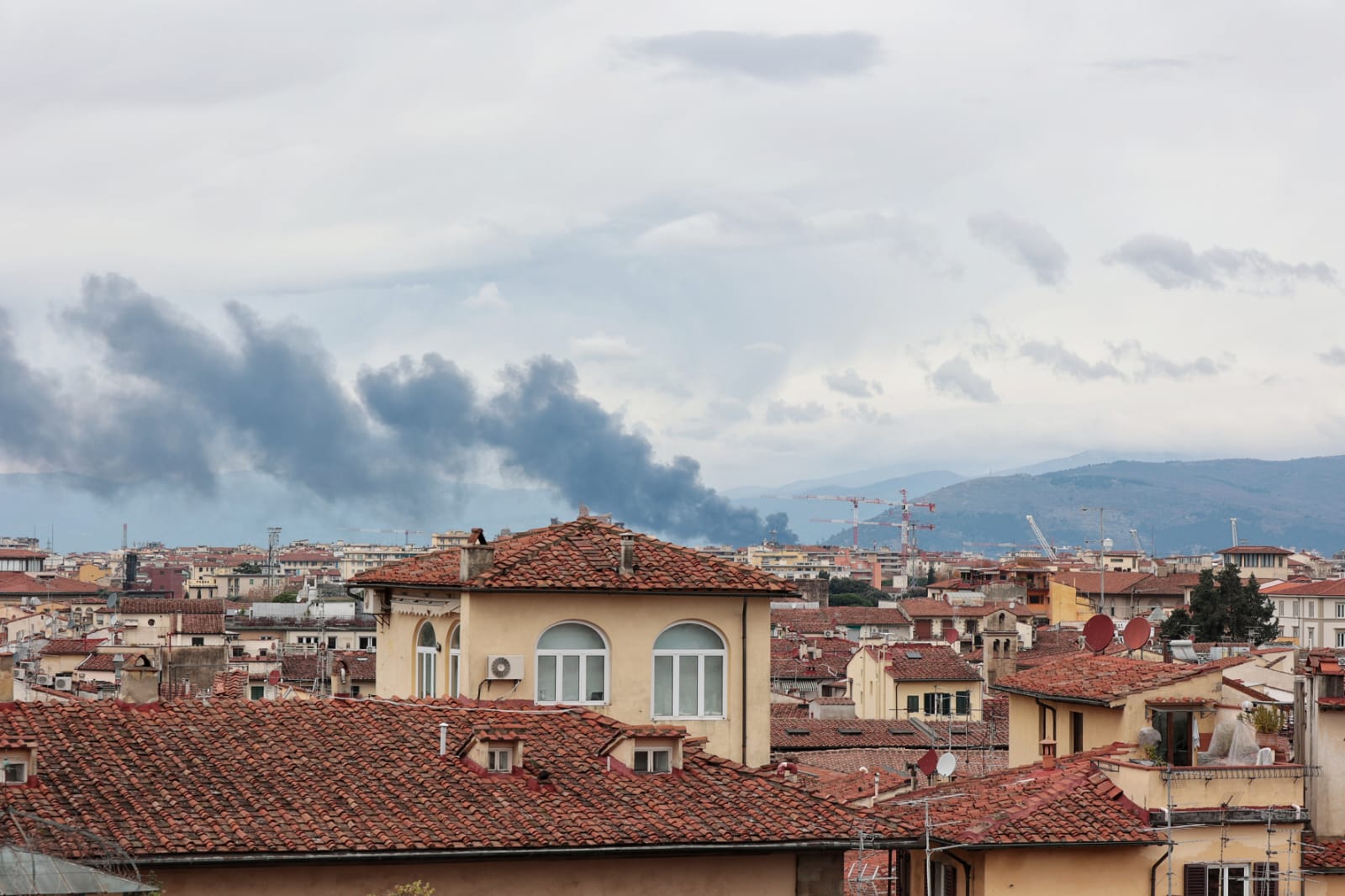 Esplosione Deposito Calenzano - Colonna di fumo visibile dal comune di Firenze ( foto Antonello Serino  - Met - Ufficio Stampa)