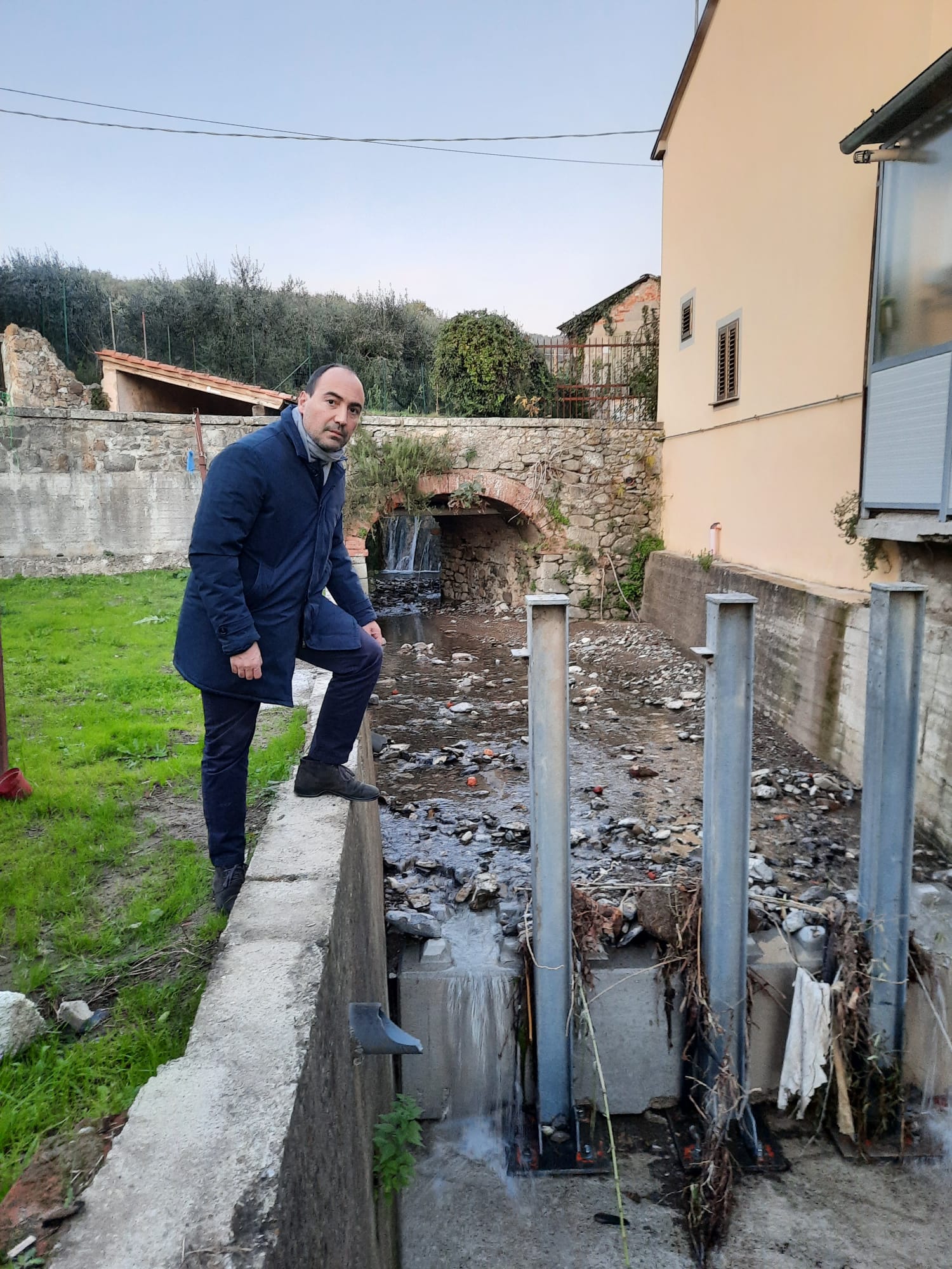 Il sindaco di Montemurlo Simone Calamai - Sopralluogo torrente Stregale