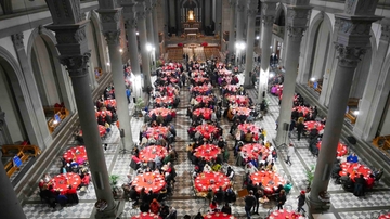 Il pranzo di Natale di Sant'Egidio nella basilica di San Lorenzo