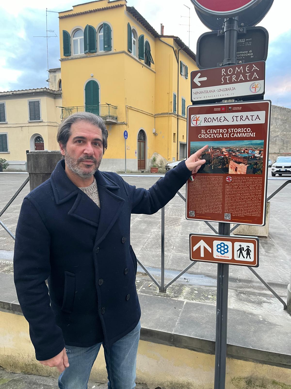 il consigliere Daniele Cei accanto al cartello in Piazza Cavour