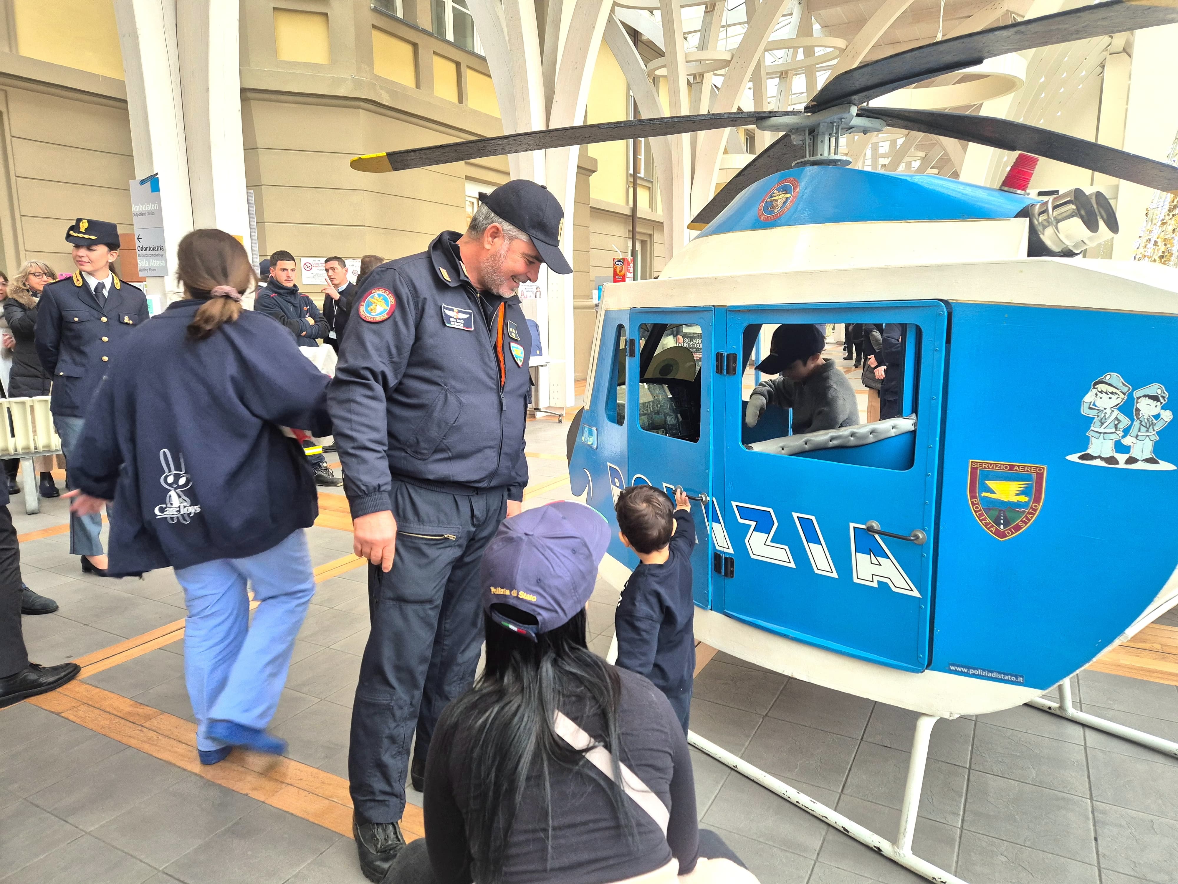 La Polizia di Stato fiorentina fa visita ai bimbi del Meyer in prossimità delle Festività Natalizie (Fonte foto Polizia di Stato)