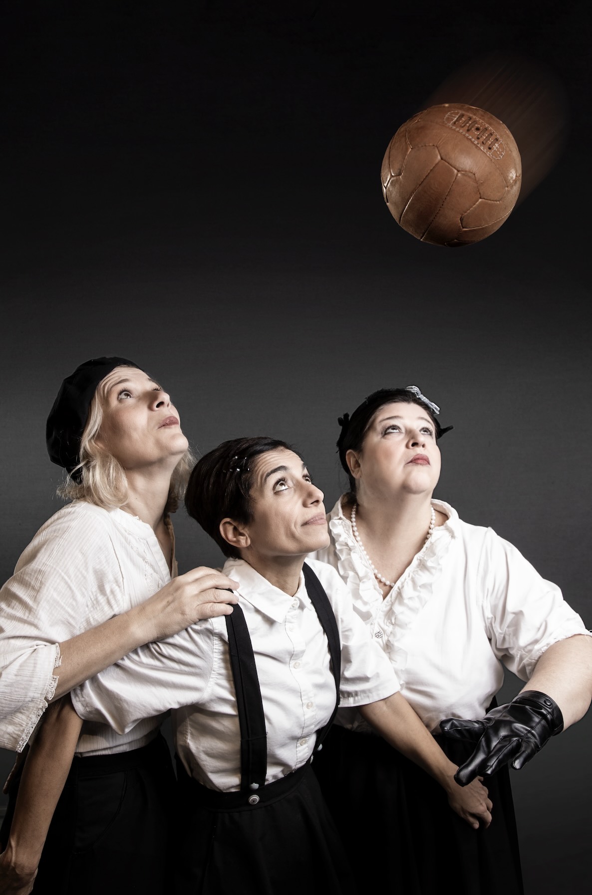 In scena al Teatro Corsini di Barberino di Mugello Giovinette. Le calciatrici che sfidarono il Duce (23 marzo ore 18.00), storia della prima squadra di calcio femminile in Italia