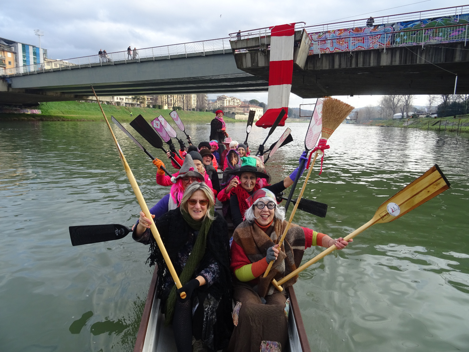 Befana, a Firenze è arrivata dall'Arno sul Dragon Boat (foto Cecilia Picchi)