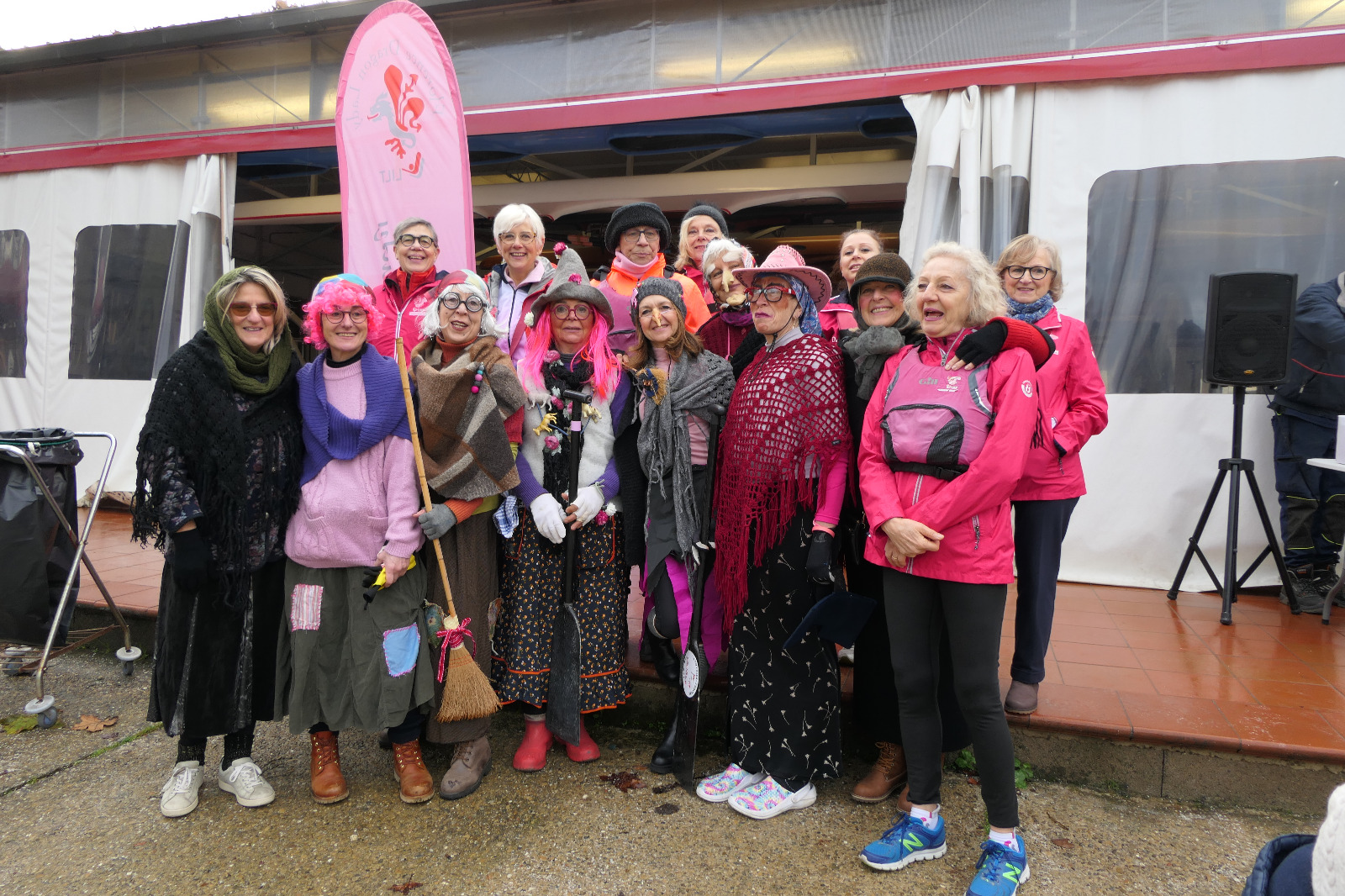 Befana, a Firenze è arrivata dall'Arno sul Dragon Boat (foto Cecilia Picchi)