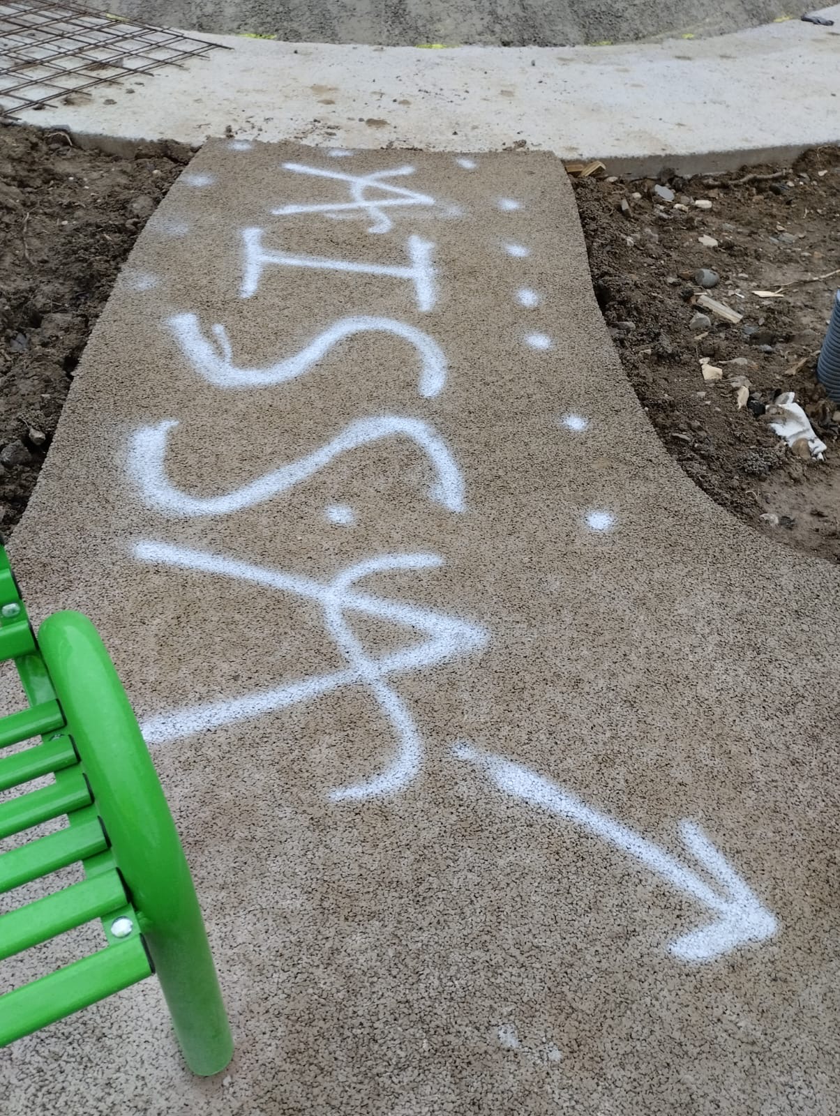 Scritte dei vandali nel cantiere del Giardino del drago (Fonte foto Comune di Calenzano)