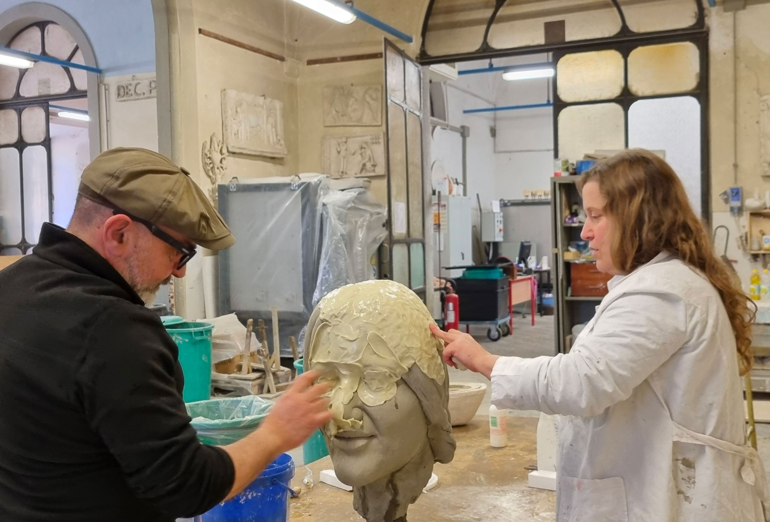 La realizzazione della scultura di Mahsa Amini (Fonte foto Liceo Artistico di Porta Romana)