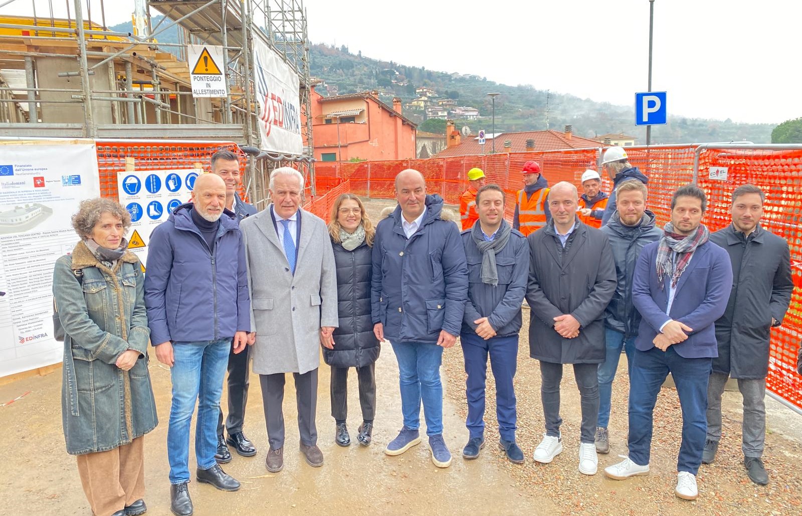 Foto di gruppo davanti al cantiere