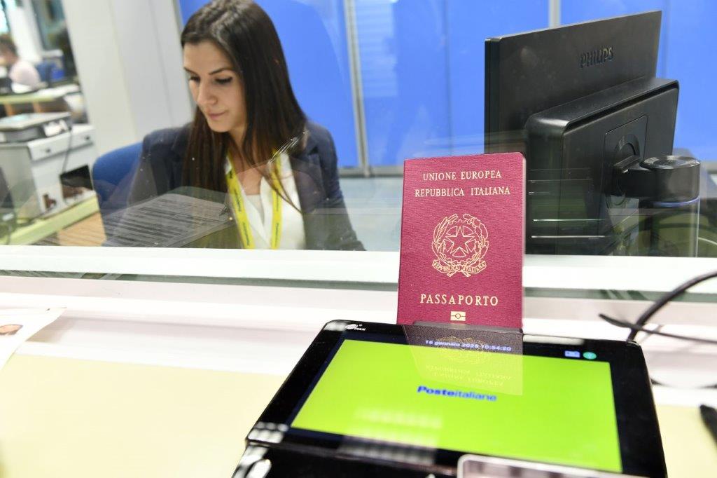 Il passaporto negli uffici postali (Fonte foto Poste Italiane)