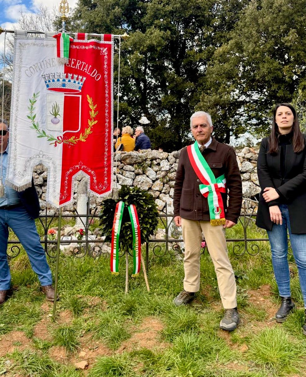 il sindaco di Certaldo, Giovanni Campatelli con l'assessora Clara Conforti alla commemorazione dell'eccidio do Montemaggio (foto da comunicato Comune di Certaldo)
