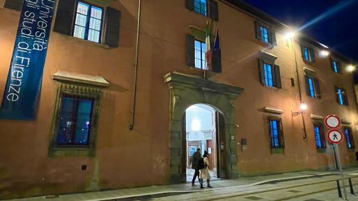 Le finestre del rettorato illuminate di blu (Fonte foto Università degli Studi di Firenze)