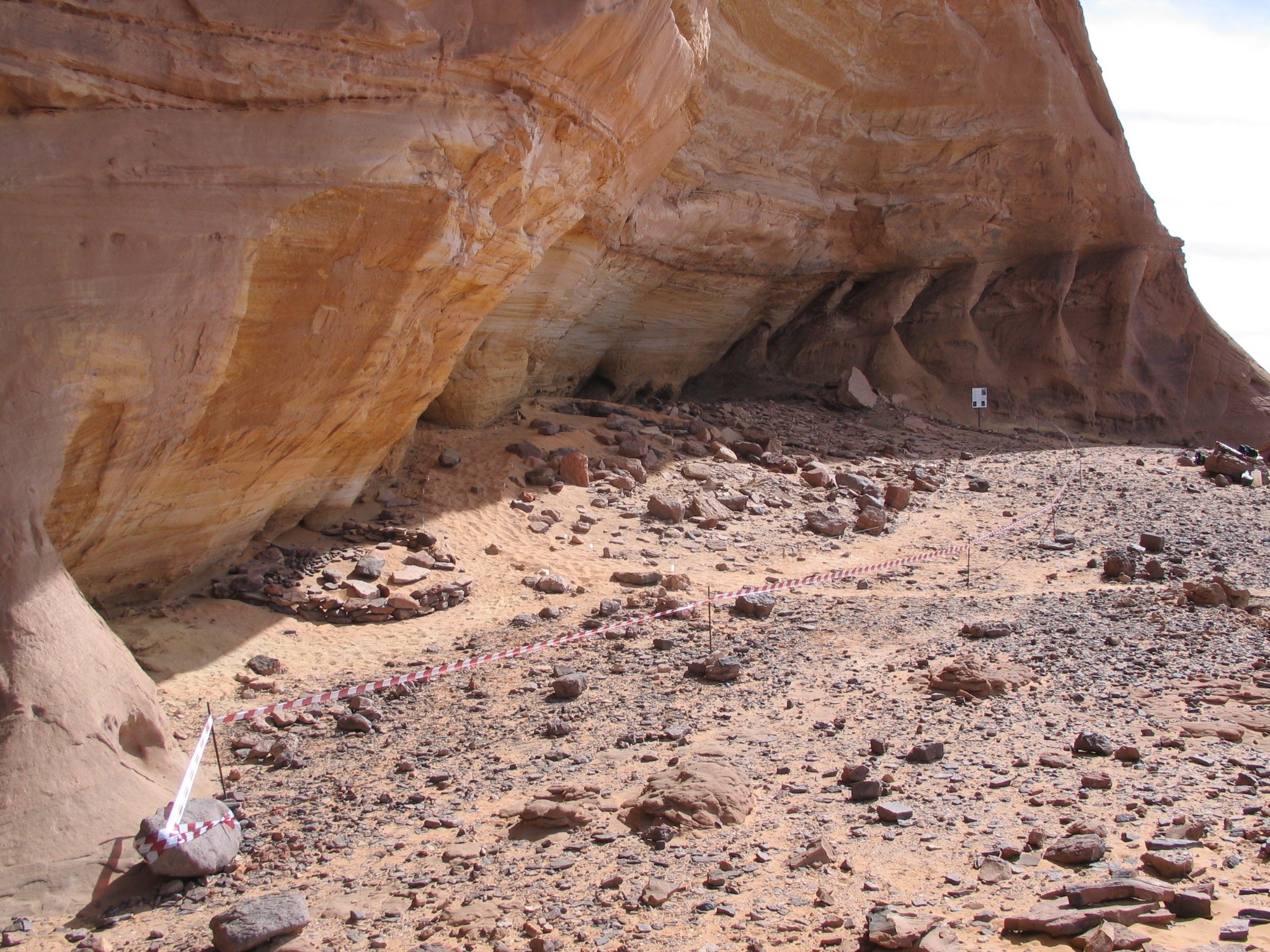 Vista del rifugio roccioso di Takarkori nella Libia meridionale (Foto: Missione Archeologica nel Sahara  - Sapienza Università di Roma -  da comunicato Unifi)
