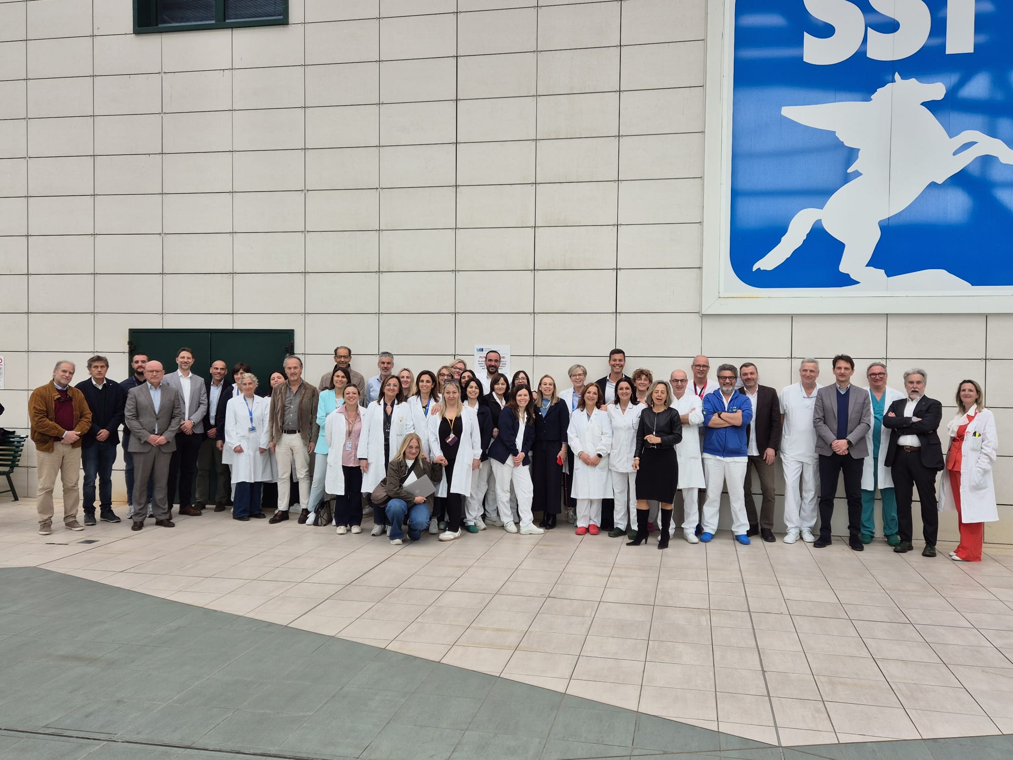 La direzione aziendale e operatori con gli operatori Ospedale Empoli (Fonte foto comunicato Ausl Toscana Centro)