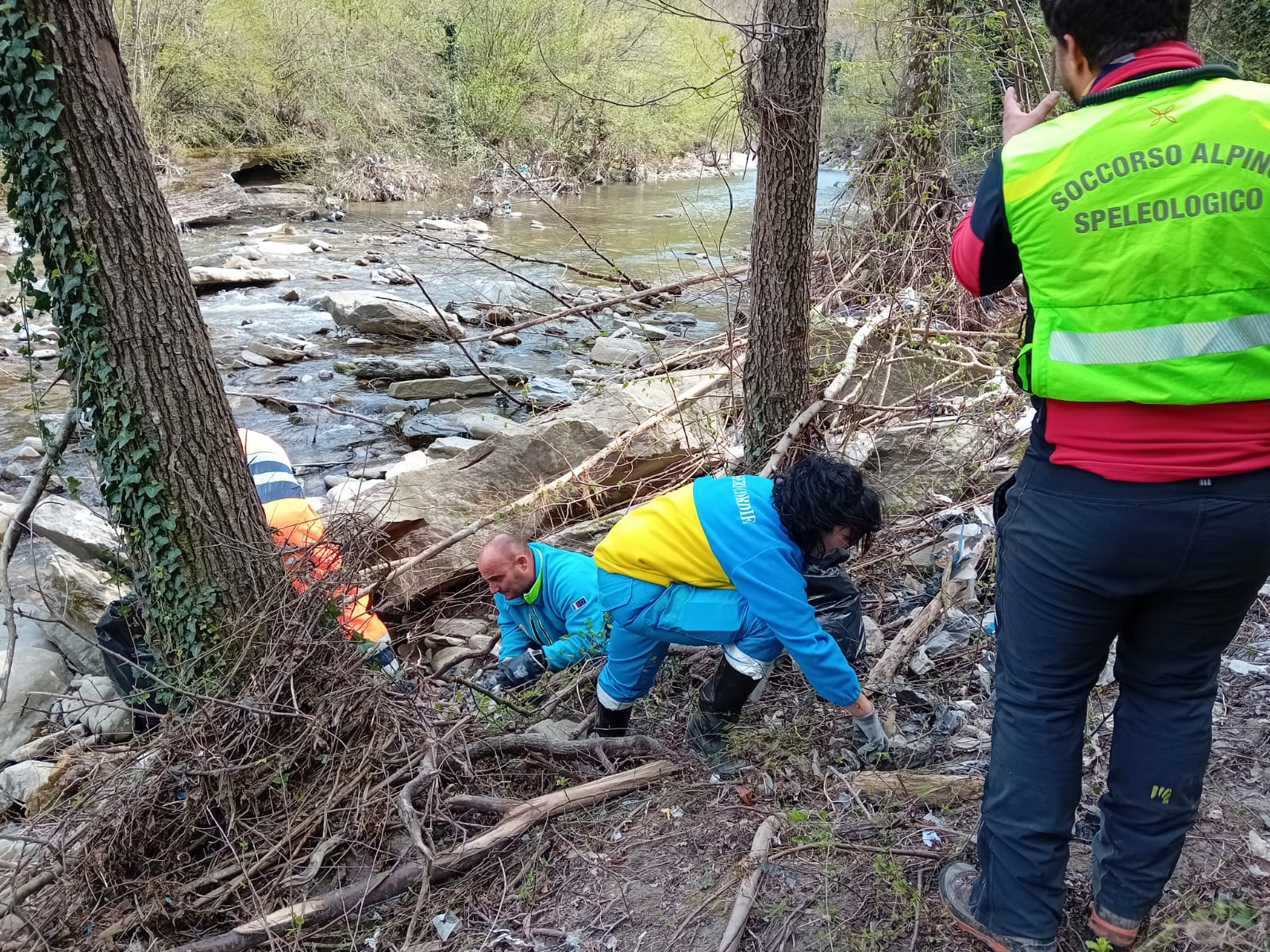 Mugello, le Misericordie fiorentine al lavoro per ripulire il torrente Rovigo: più di 30 volontari contro la discarica riemersa dopo il maltempo