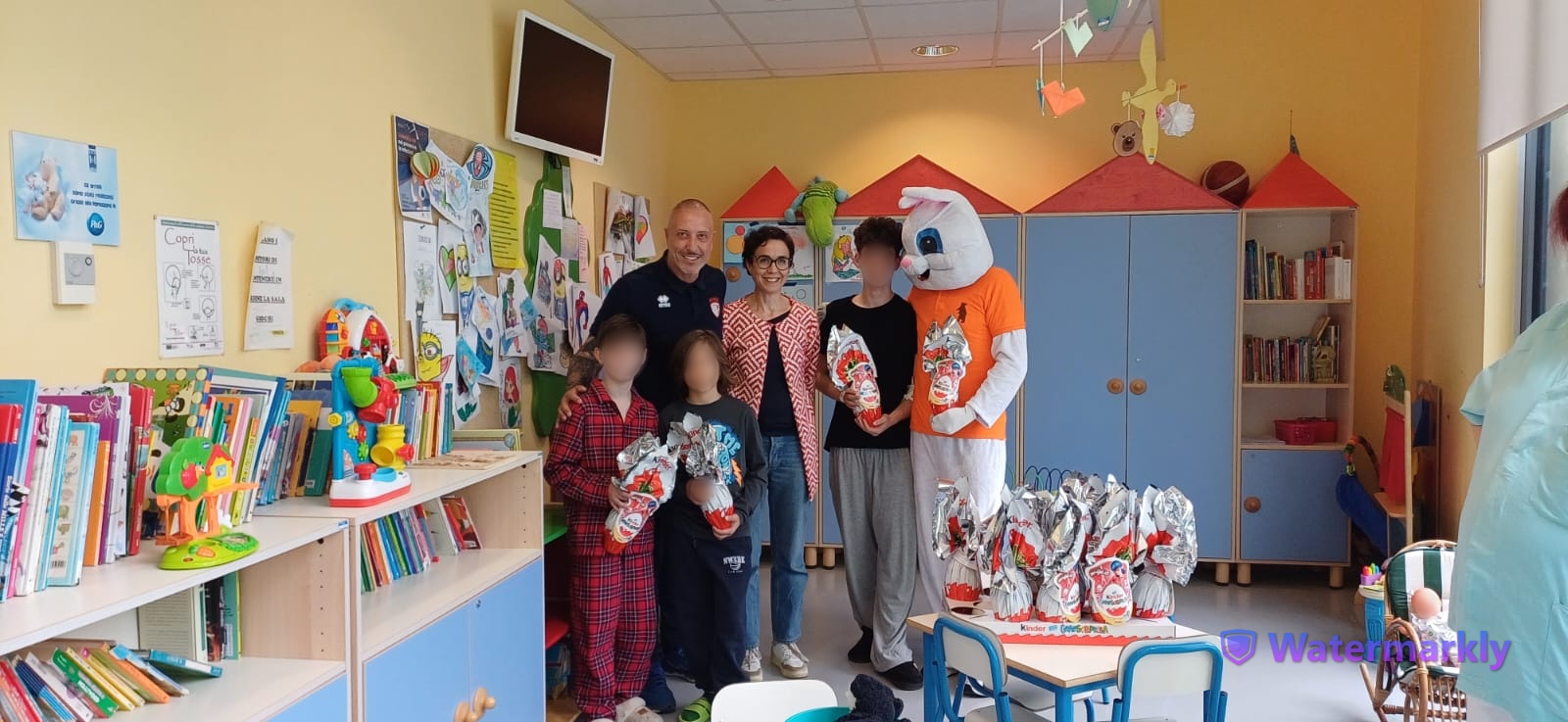 Il coniglio Bunny porta le uova di Pasqua ai piccoli del reparto pediatrico