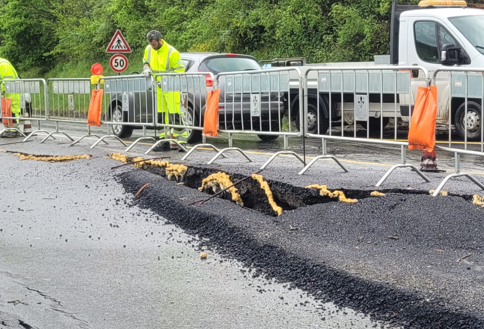 Personale della Città Metropolitana di Firenze a lavoro sulla frana