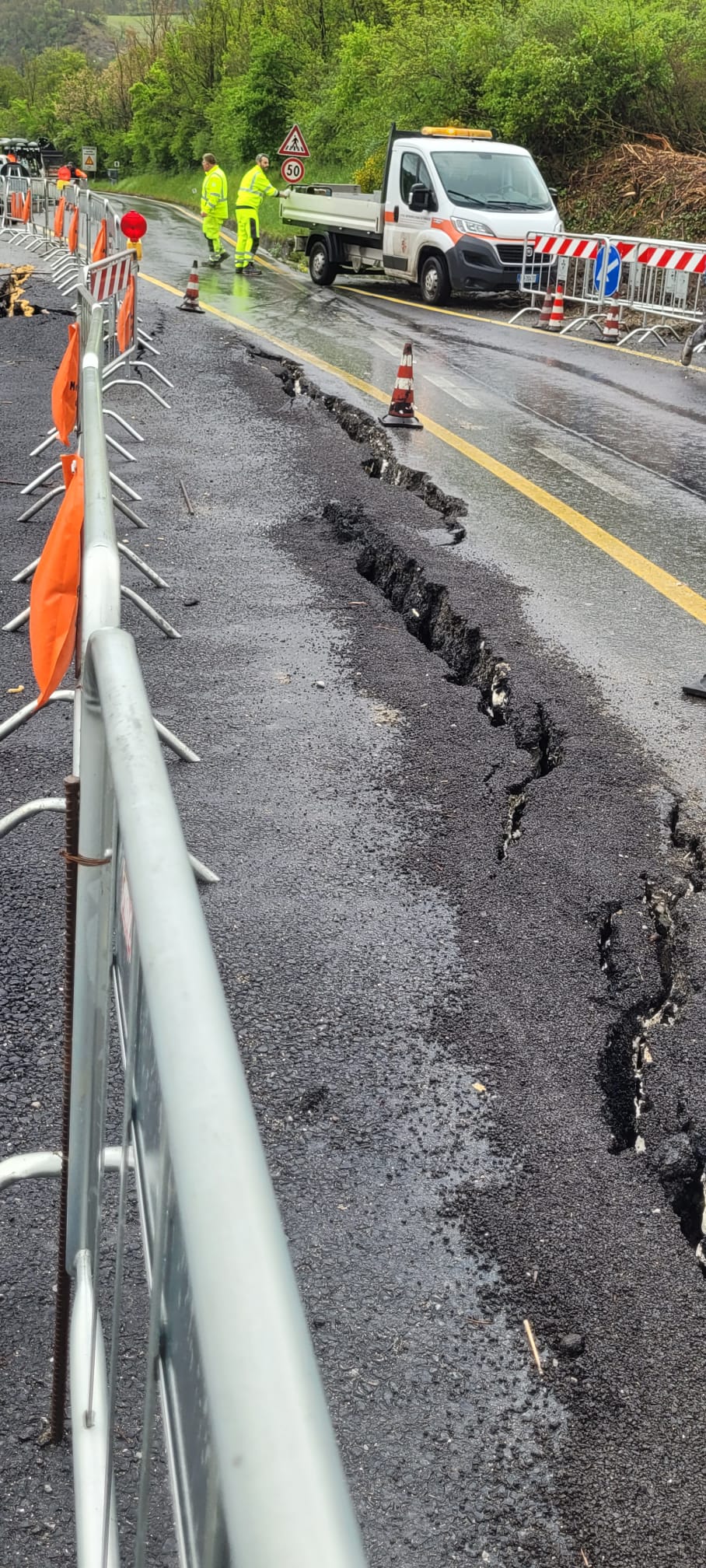 Personale della Città Metropolitana di Firenze a lavoro sulla frana