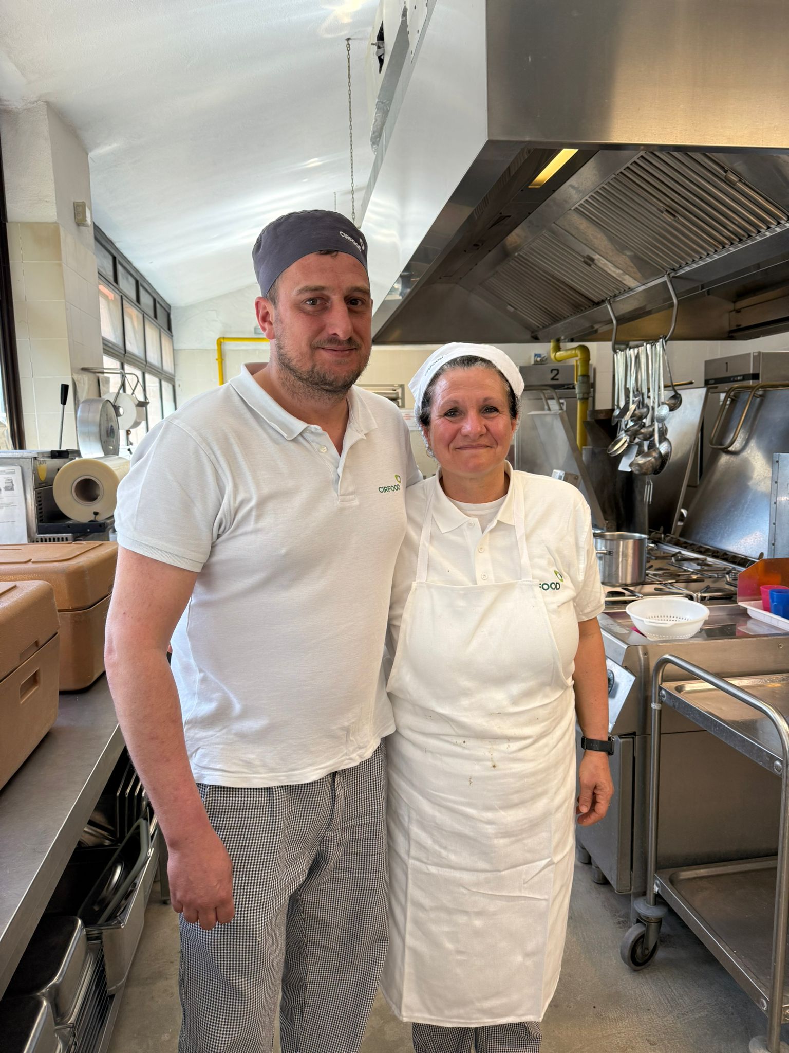 I cuochi nella cucina di una delle scuole (Foto da comunicato Comune di San Casciano in Val di Pesa)