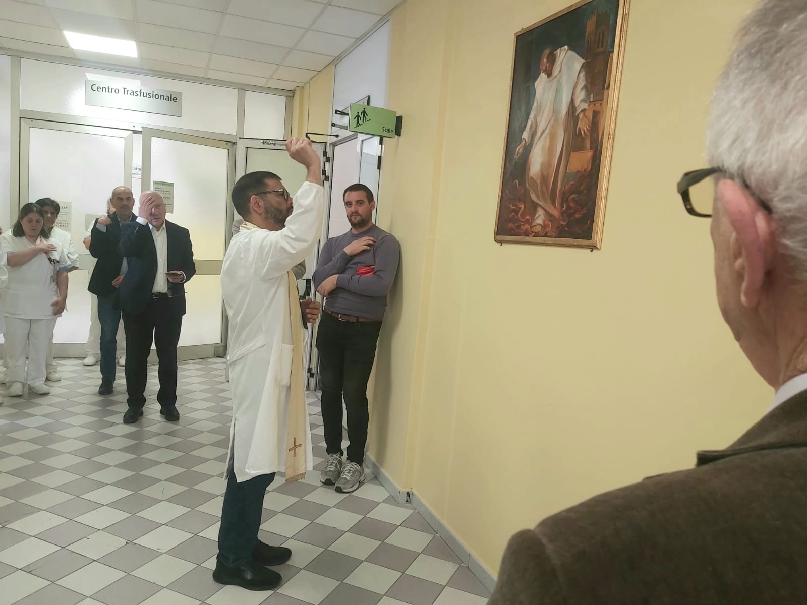 Un momento subito dopo la donazione del quadro raffigurante San Pietro (Fonte foto Ausl Toscana Centro)