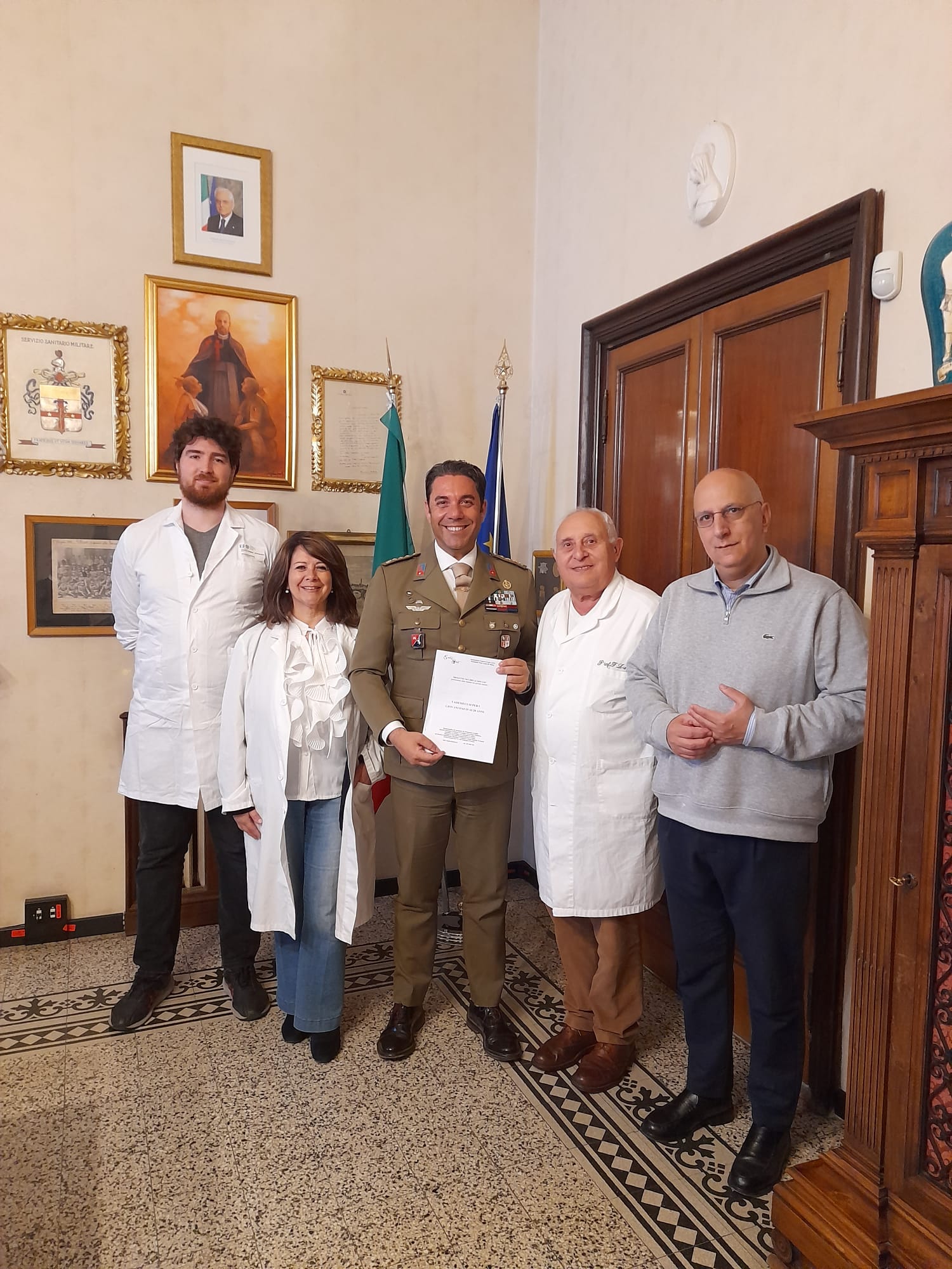 Lo staff col Comandante dello Stabilimento Chimico Farmaceutico Militare (fonte Foto Associazione Coast to Coast)