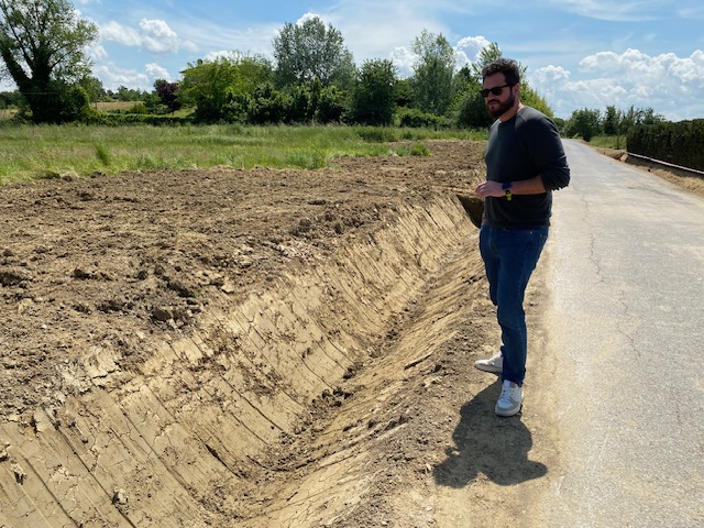 L'assessore Tanganelli sul luogo dei lavori (Foto da comunicato Comune di Cerreto Guidi)