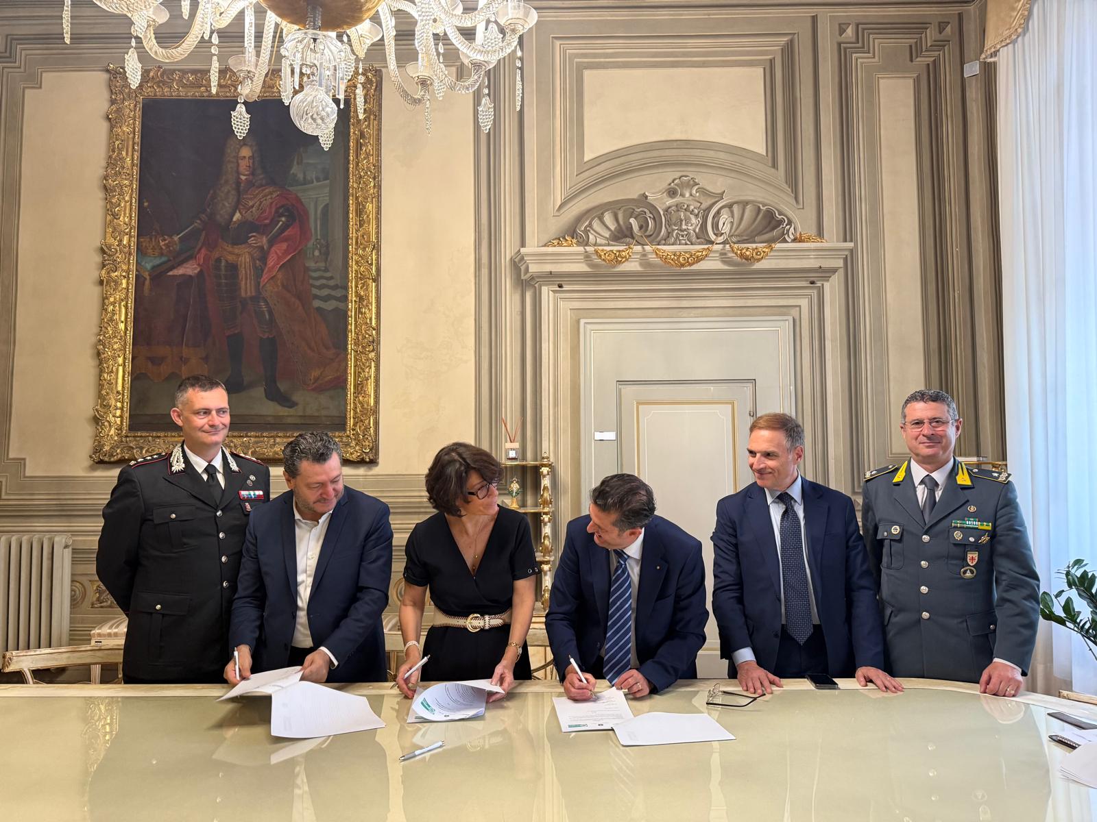 Un momento della firma del protocollo