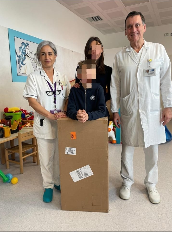 La consegna della libreria montessoriana (Fonte foto Ausl Toscana Centro)