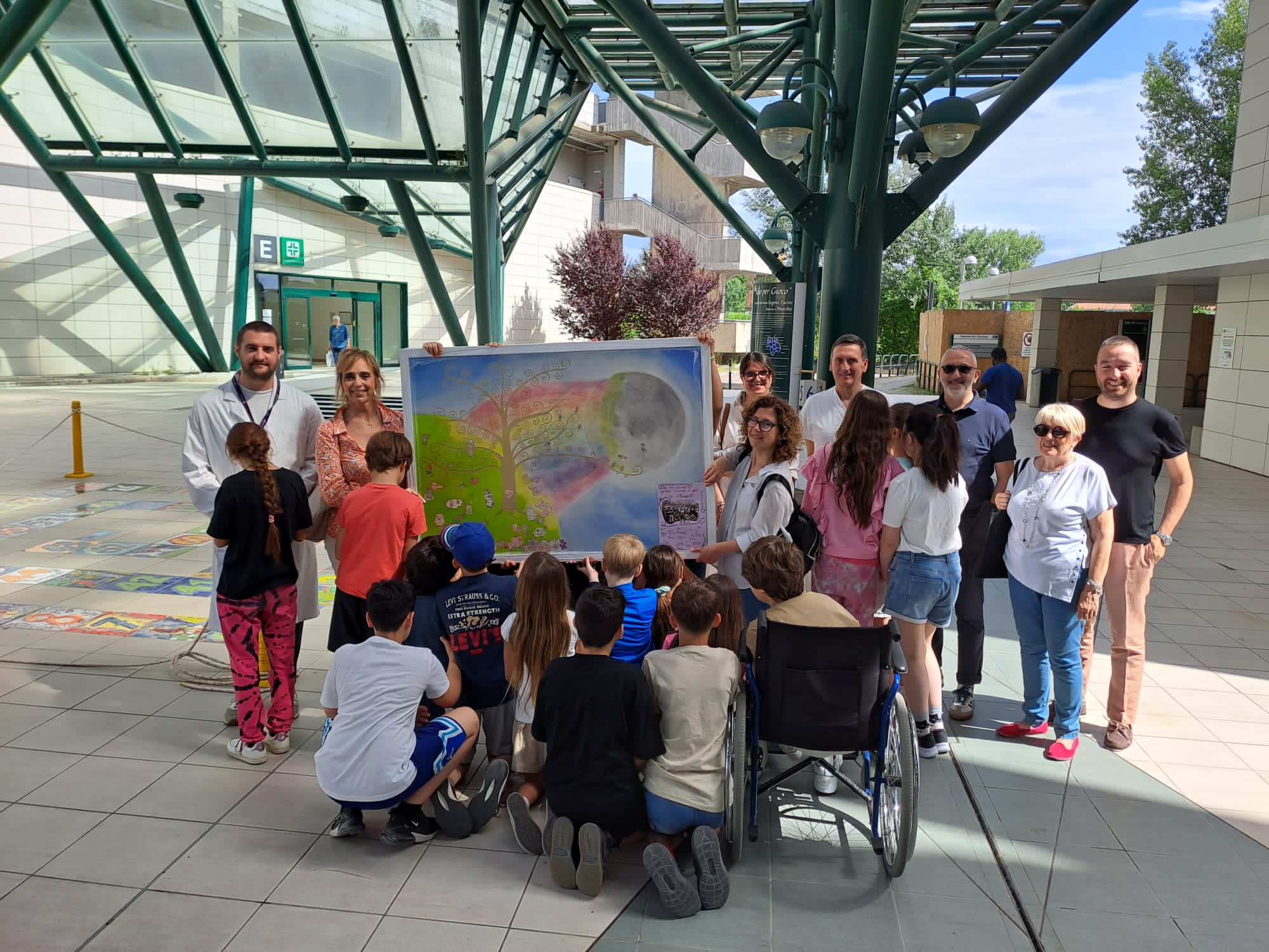 La consegna del quadro (Fonte foto Ausl Toscana Centro)