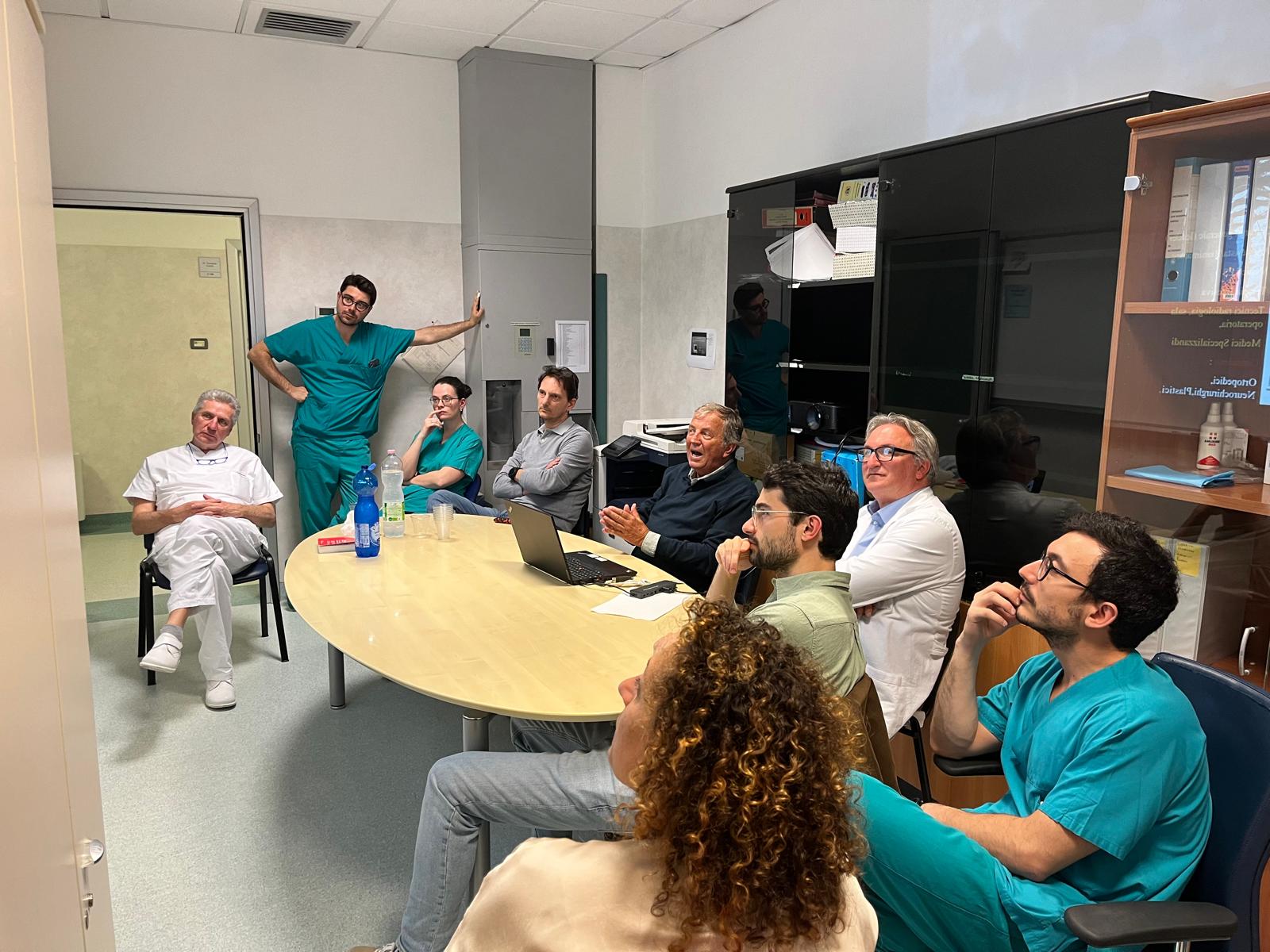 Il Prof. Morandi (al centro) durante una lezione (Foto da comunicauto Ausl Toscana Centro)