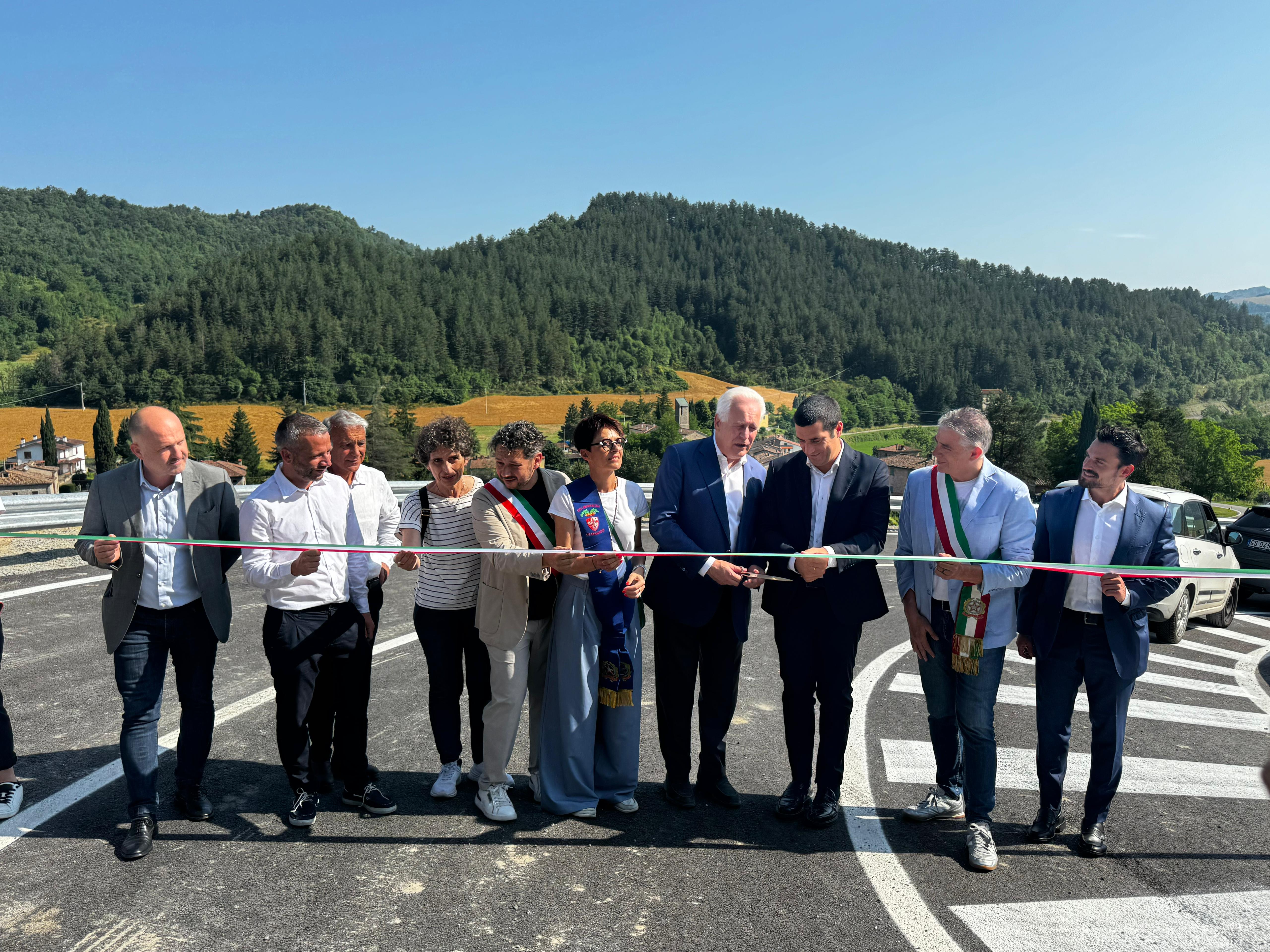 Inaugurazione strada tra Lutirano (in Toscana) e Tredozio (FC), crollata nel maggio 2023 a causa del maltempo (fonte foto Regione Emilia Romagna) 