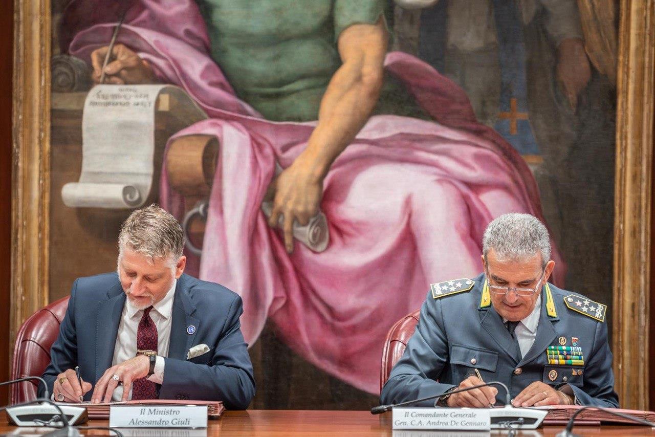 Un momento della firma (Fonte foto sala stampa Guardia di Finanza)