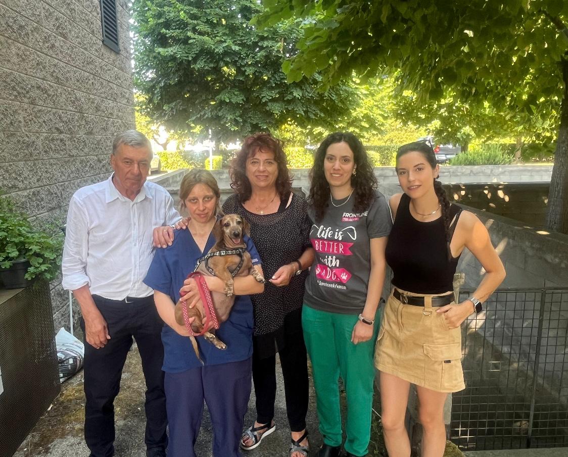 il sindaco Pianigiani con Serena Torricelli e sua figlia insieme al personale sanitario (fonte foto comunicato stampa)