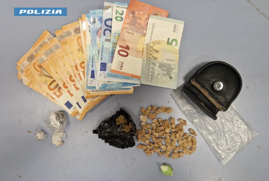 Materiale sequestrato (fonte foto comunicato)