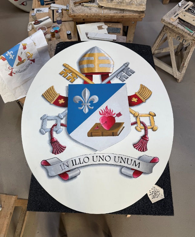 Stemma di Papa Leone XIV per la facciata del palazzo vescovile a Firenze (Fonte foto: comunicato stampa Opera di Santa Maria del Fiore)