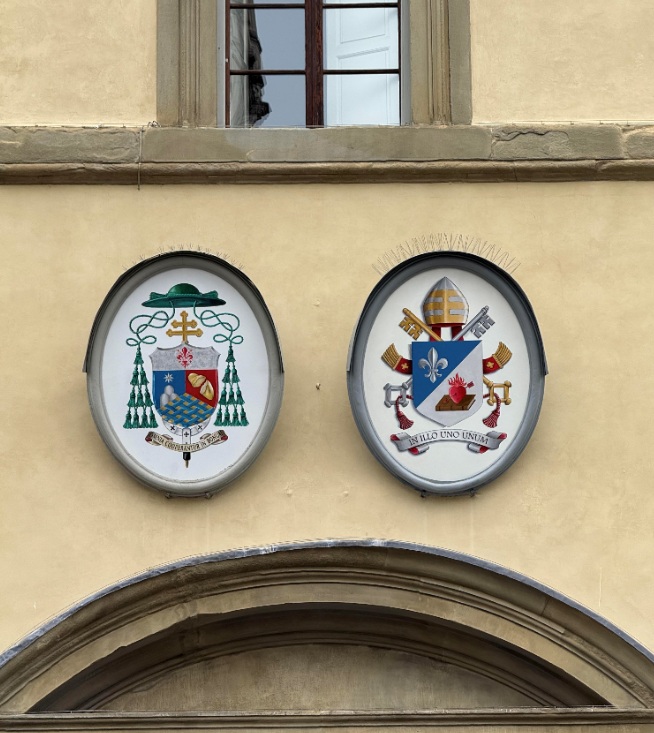 Gli stemmi di Papa XIV e dell'Arcivescovo di Firenze, Mons. Gherrdo Gambelli, sulla facciata del palazzo vescovile (Fonte foto: comunicato stampa Opera di Santa Maria del Fiore)