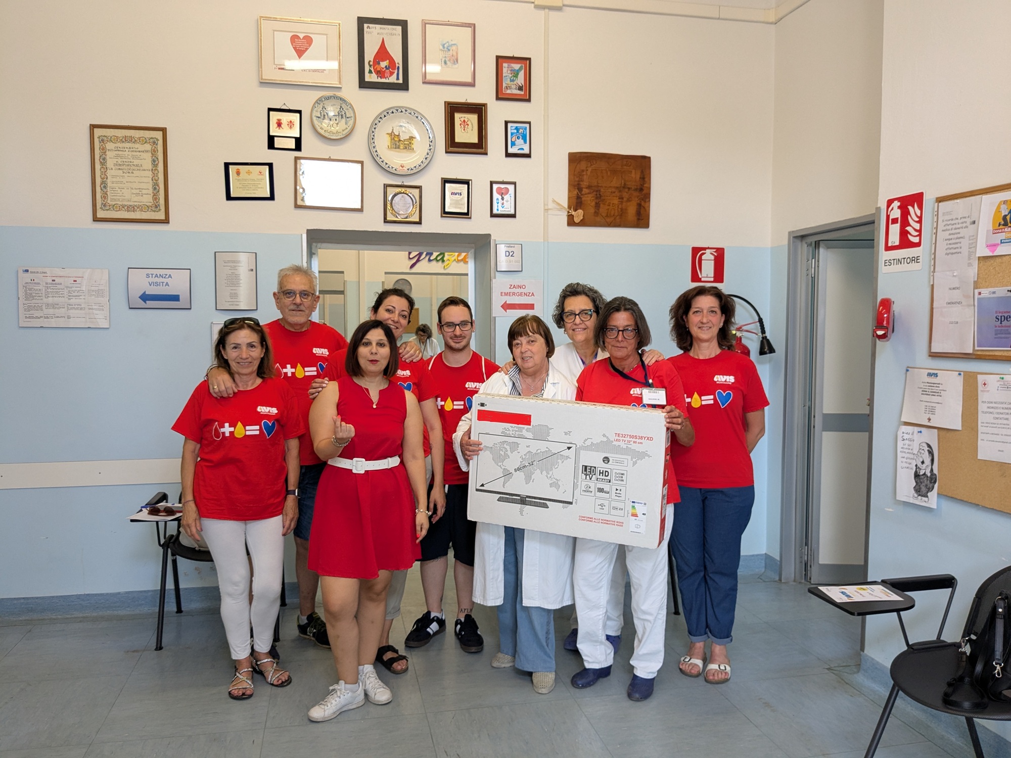 Il gruppo Avis con parte del personale della struttura (Foto da comunicato Ausl Toscana Centro)