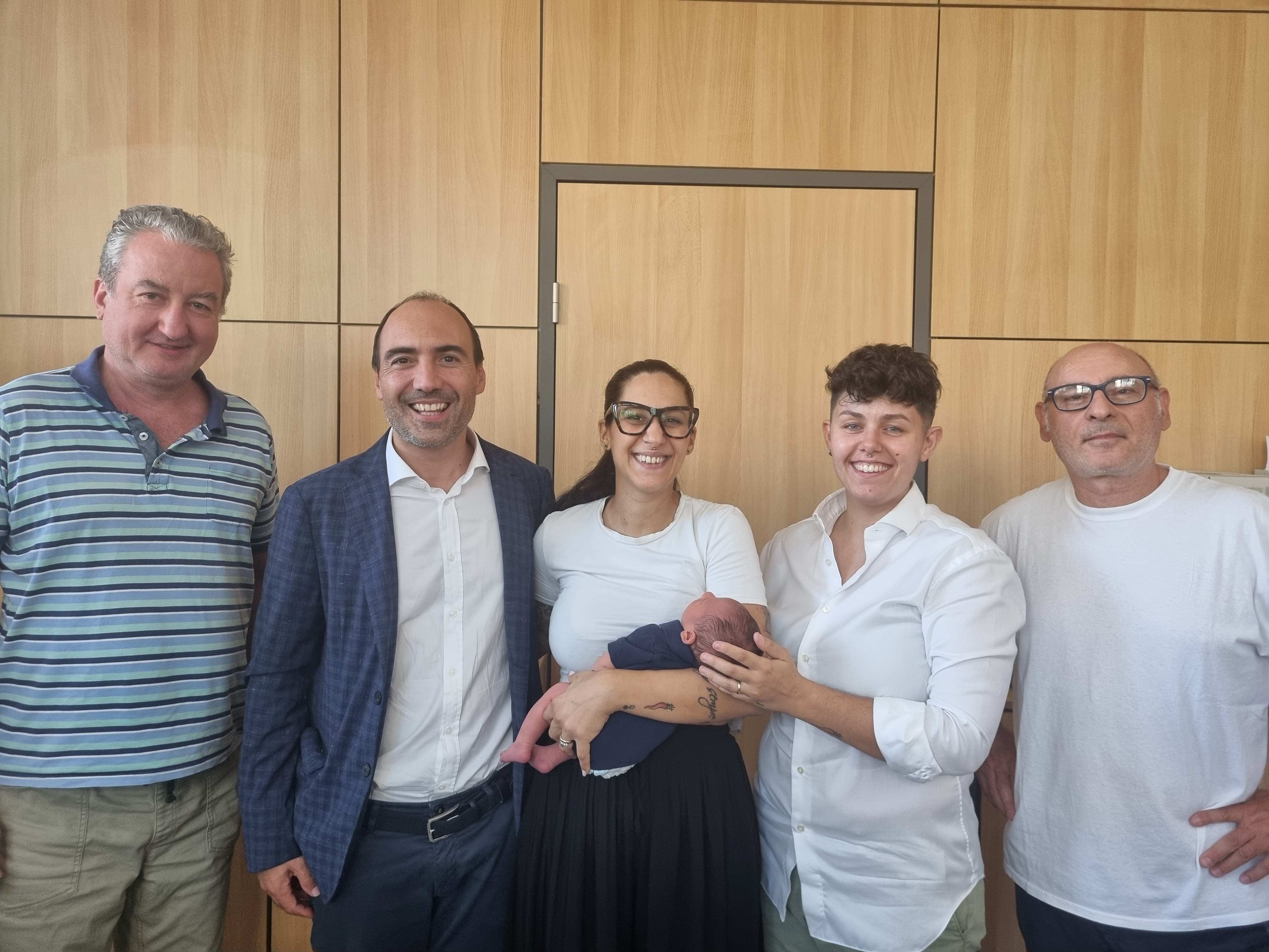 Da sx l'ufficiale di Stato civile Carlo D'Amelio, il sindaco Calamai, Sharon Sabatino, Giulia Berti e l'altro ufficiale di stato civile, Antonio Fricchione (Foto da comunicato Montemurlo)