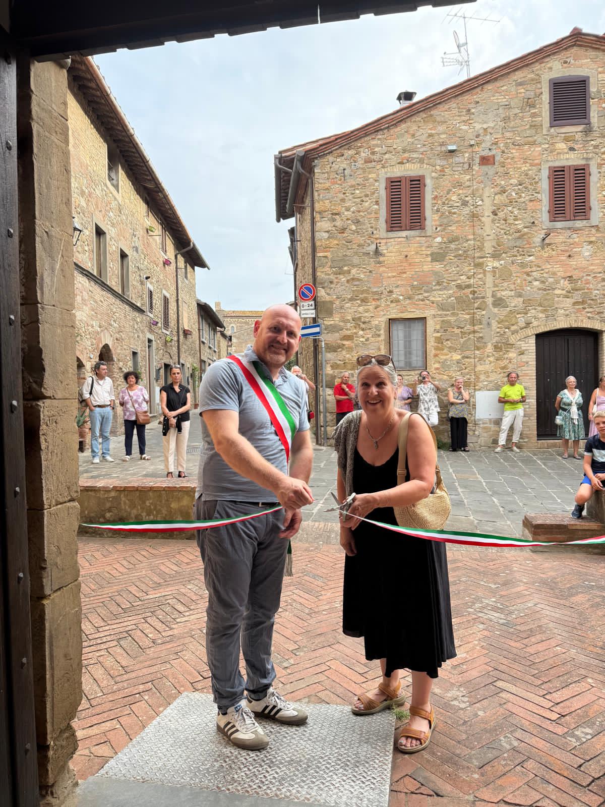L'inaugurazione dell'esposizione (Foto da comunicato Barberino Tavarnelle)