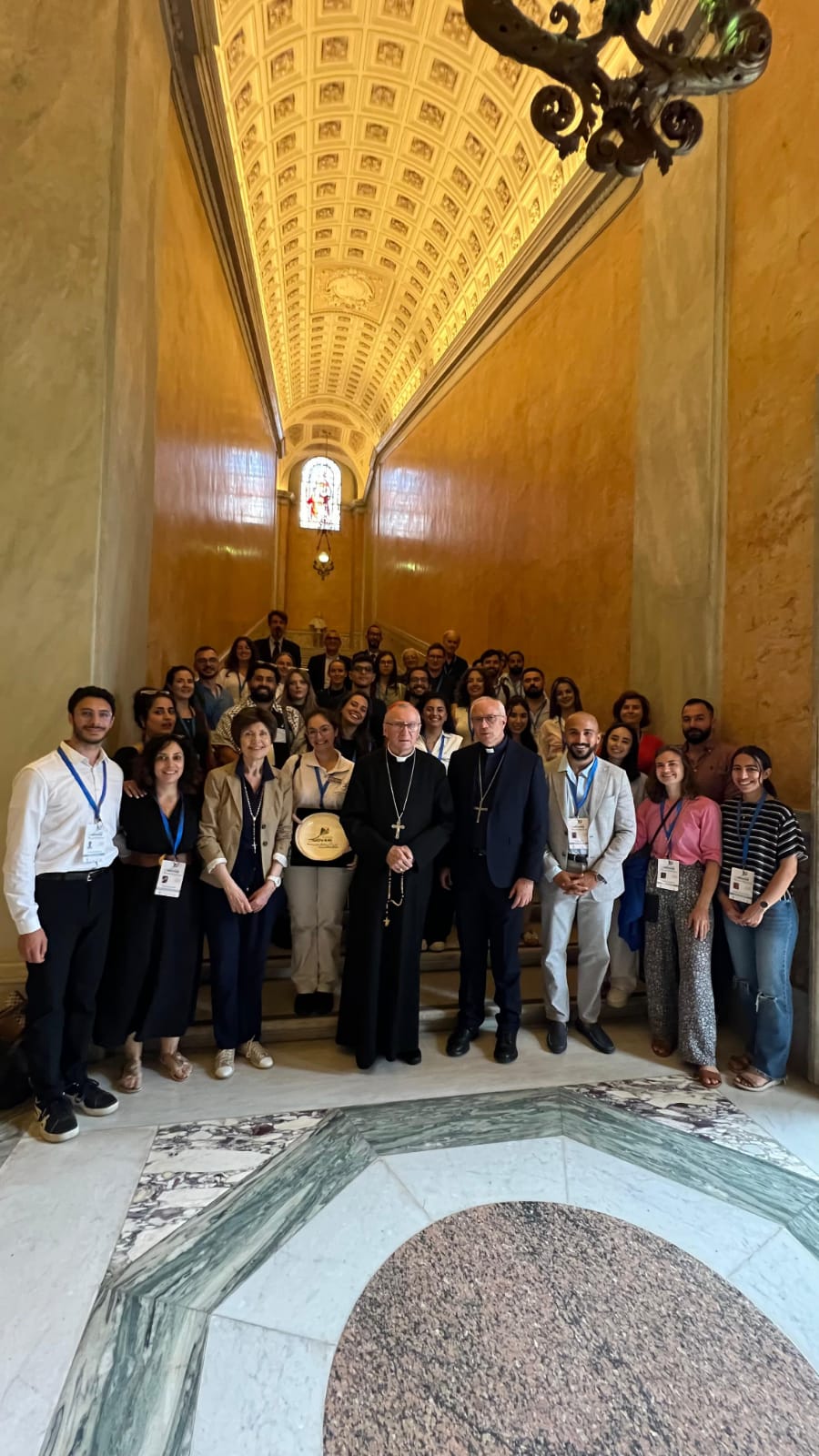 Il Consiglio dei Giovani del Mediterrano dal Segretario di Stato Vaticano Cardinale Pietro Parolin, insieme al segretario generale della Cei, mons. Giuseppe Baturi e al Sottosegretario don Gianluca Marchetti (foto Fondazione GpII)