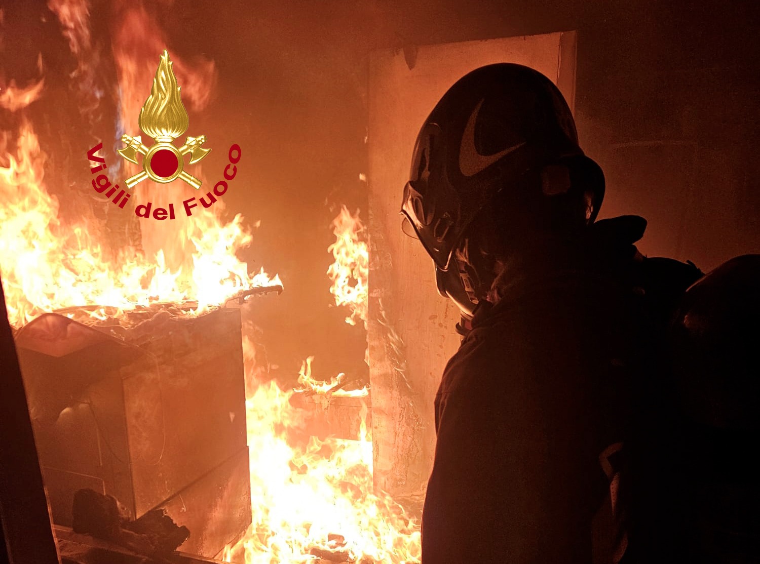 L'incendio a Sesto Fiorentino (Fonte foto Vigili del Fuoco)