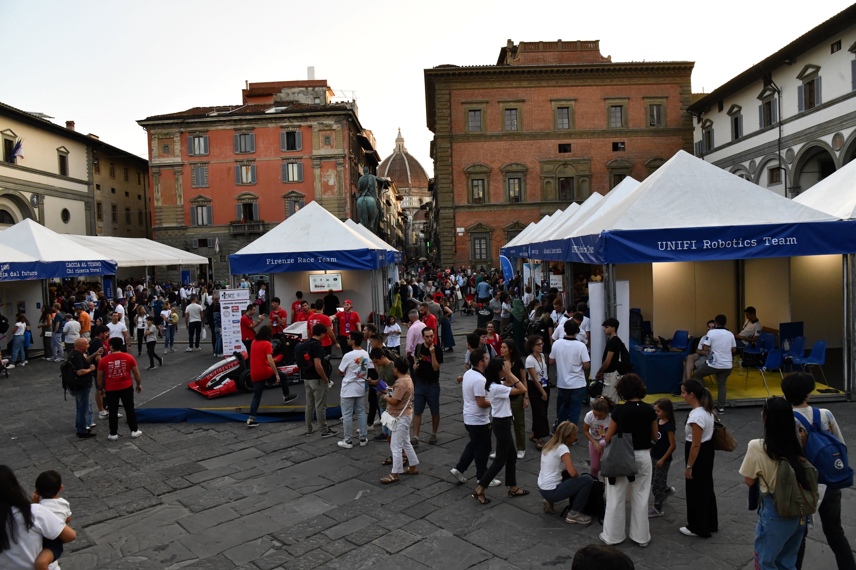 Gli stand Unifi in piazza Santissima Annunziata durante la scorsa edizione di BRIGHT-NIGHT (fonte foto comunicato stampa)