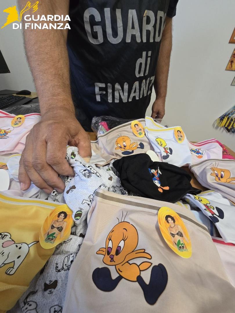 Indumenti per bambini contraffatti (Fonte foto sala stampa Guardia di Finanza)