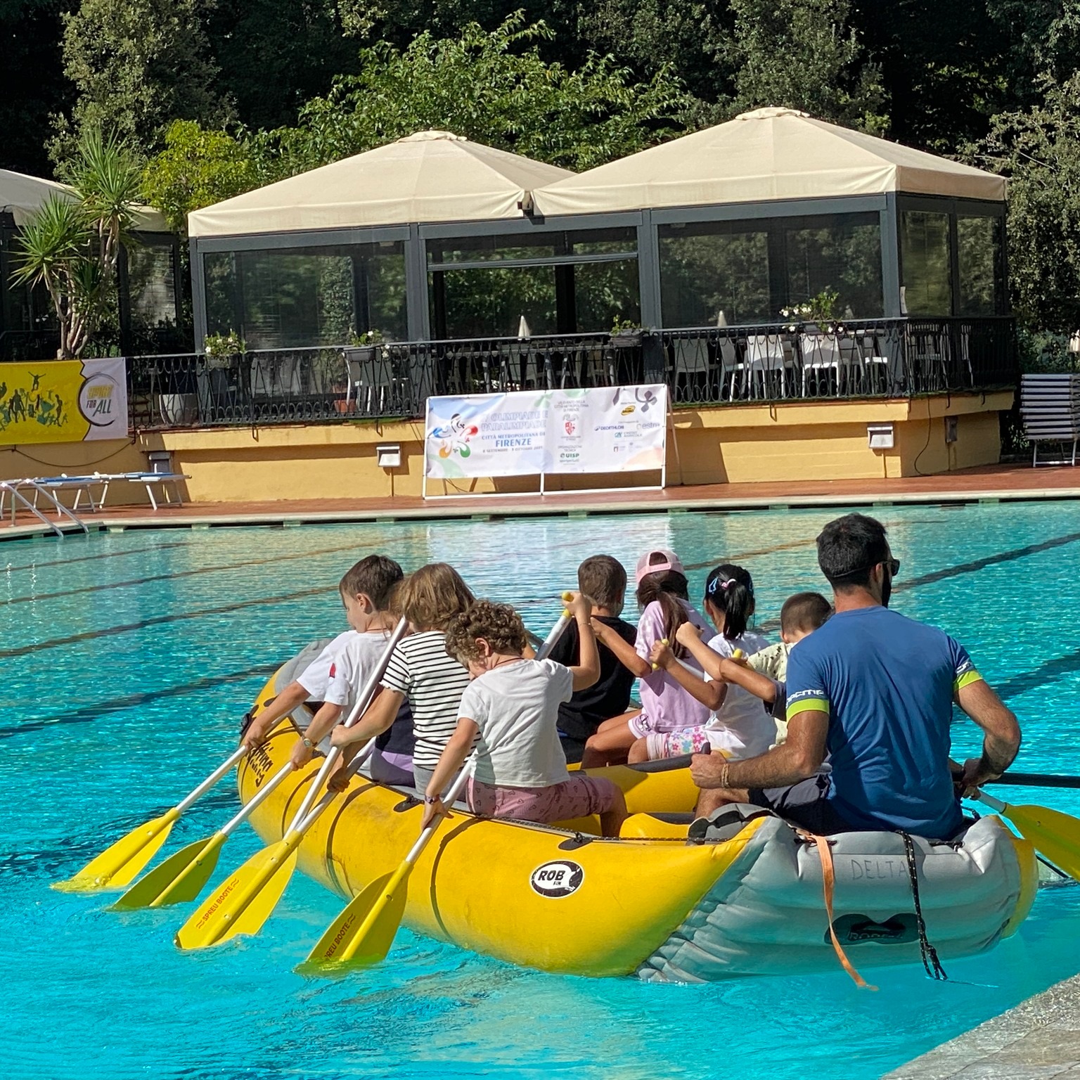 Un momento dell'attività dello Sport Village, in acqua, all'interno della piscina de Le Pavoniere