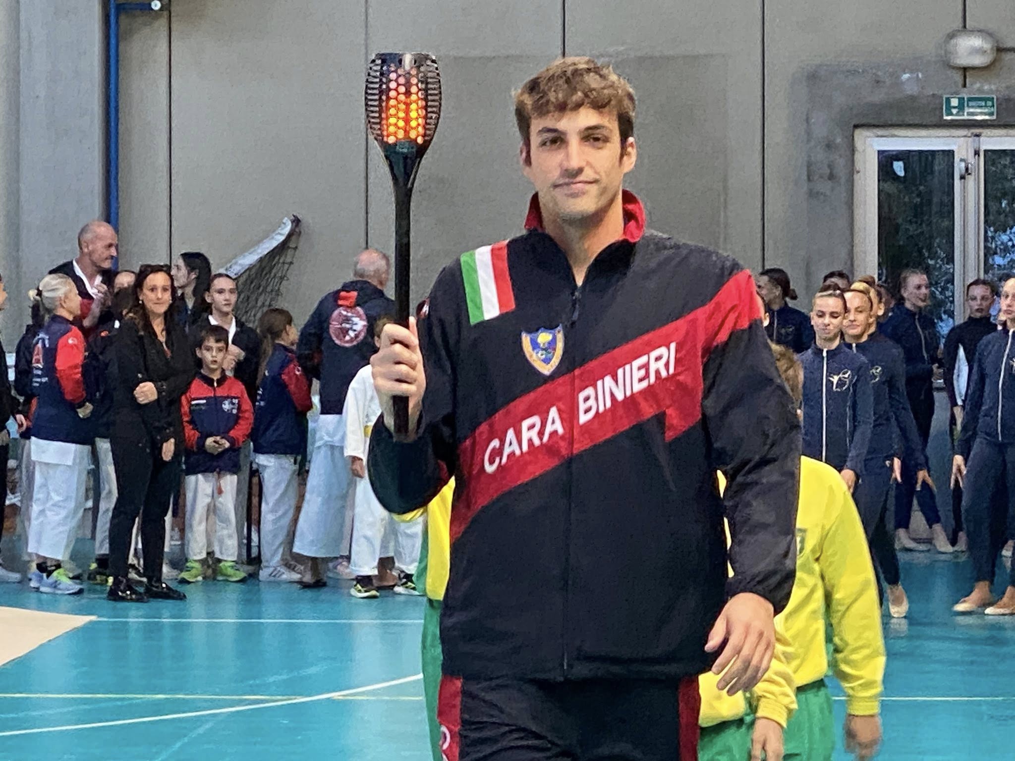 Filippo Megli porta la fiaccola