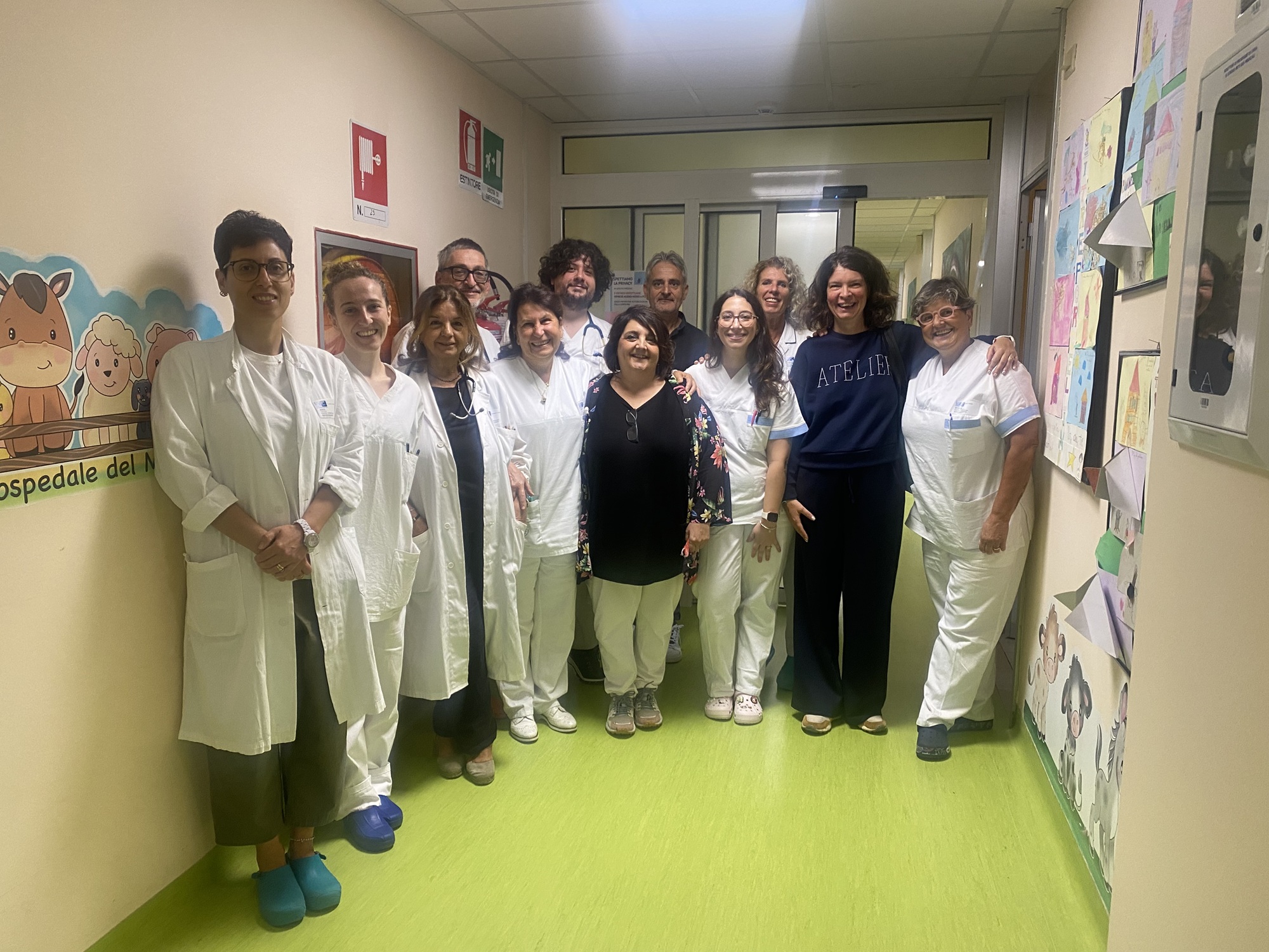 Il personale del reparto di Pediatria con la drssa Di Silvio (Fonte foto Ausl Toscana Centro)