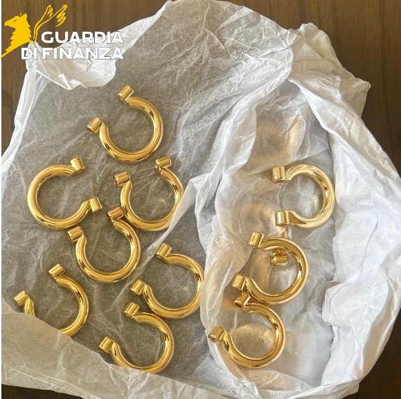 Sequestrati 19.000 accessori contraffatti di una nota casa di moda italiana (Fonte foto Guardia di Finanza)