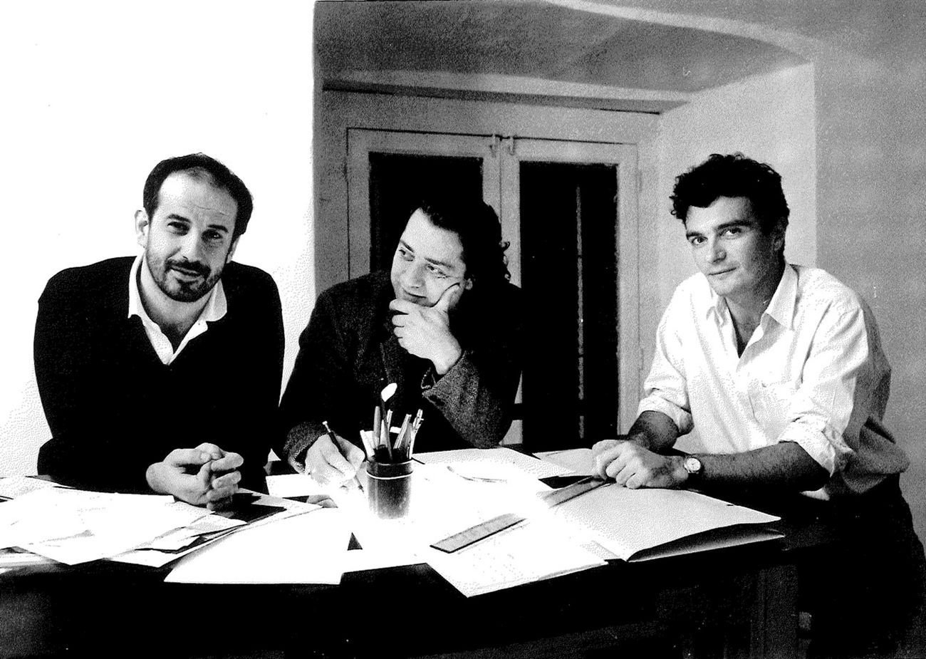 (da sinistra) Toni Servillo, Antonio Neiwiller, Mario Martone, fine 1980, al tempo della fondazione dei Teatri Uniti (Foto da comunicato Teatro della Toscana)