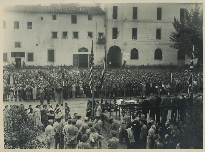 Fortezza da Basso il 7 settembre 1944 il generale Hume saluta e si congratula con i comandanti partigiani (fonte foto Istituto Storico della Resistenza) 